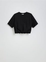 Krótki t-shirt - czarny. Czarne t-shirty damskie Reserved, l, bez wzorów, z bawełny, bez kołnierzyka. W wyprzedaży za 29.99 zł.