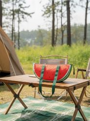 Torba w kształcie arbuza z uchwytami - czerwony. Czerwone torebki klasyczne damskie Sinsay, bez wzorów, bez dodatków. Za 22.99 zł.