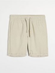 Szorty slim basic - beżowy. Brązowe szorty męskie Sinsay, bez wzorów. Za 29.99 zł.