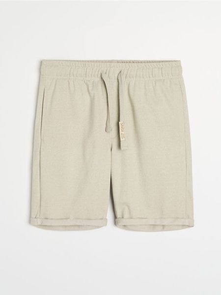 Szorty slim basic - beżowy. Brązowe szorty męskie Sinsay, bez wzorów. Za 29.99 zł.