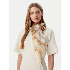 Szal Guess. Szaliki i kominy damskie Guess, z aplikacjami. Za 269.99 zł.