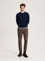 Sweter z wiskozą - granatowy. Niebieskie swetry męskie Reserved, l, bez wzorów, z dzianiny, bez kołnierzyka. W wyprzedaży za 59.99 zł.