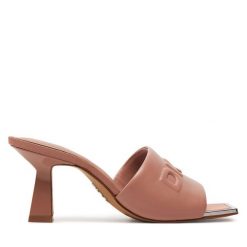 Klapki DKNY. Czerwone klapki damskie DKNY, bez wzorów, bez obcasa. Za 339.99 zł.