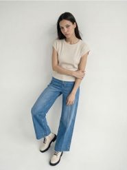 Koszulka z brokatem z domieszką wiskozy - srebrny. Szare t-shirty damskie Sinsay, l, bez wzorów, z wiskozy, bez kołnierzyka. Za 29.99 zł.