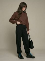 Bluza crewneck soft touch z dodatkiem wiskozy - brązowy. Brązowe bluzy bez kaptura damskie Sinsay, l, bez wzorów, z wiskozy, bez ramiączek, bez kaptura. Za 45.99 zł.