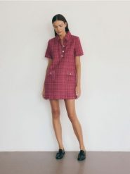 Tweedowa sukienka mini - fioletowy. Fioletowe sukienki damskie Reserved, na co dzień, l, bez wzorów, z bawełny, bez kołnierzyka, bez ramiączek, mini, proste. W wyprzedaży za 119.99 zł.