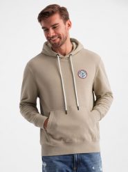 Bluza męska dresowa kangurka z kapturem i naszywką w stylu college – piaskowa V3 OM-SSNZ-0144 - XXL. Bluzy sportowe męskie Ombre Clothing, z aplikacjami, z bawełny, eleganckie, bez kołnierzyka, bez ramiączek. W wyprzedaży za 99.99 zł.