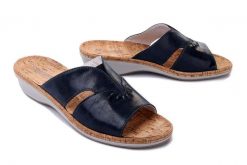 SUAVE 700354-05 ultramarine, klapki damskie. Niebieskie klapki damskie Suave, bez wzorów, bez obcasa, na koturnie. Za 294.90 zł.