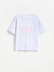 Luźny t-shirt z nadrukiem - lawendowy. Fioletowe koszulki dziewczęce Reserved, bez wzorów, z bawełny, bez ramiączek. Za 39.99 zł.