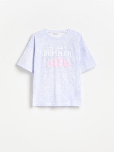 Luźny t-shirt z nadrukiem - lawendowy. Fioletowe koszulki dziewczęce Reserved, bez wzorów, z bawełny, bez ramiączek. Za 29.99 zł.