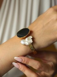 L'Atelier de Gaia Pozłacana bransoletka z elementami ozdobnymi rozmiar: onesize. Białe bransoletki damskie L'Atelier de Gaia, pozłacane. Za 135.17 zł.