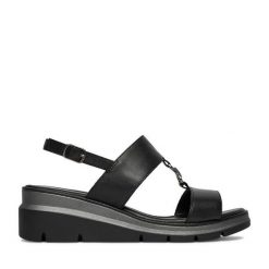 Sandały Lasocki. Czarne sandały damskie Lasocki, bez wzorów, bez obcasa, na koturnie. Za 179.99 zł.