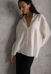 Biała Koszula z Wiskozy z Domieszką Lnu ze Strukturalnego Materiału Sewrita. Białe koszule damskie Renee, s, bez wzorów, ze lnu, street, bez kołnierzyka, bez ramiączek. Za 89.99 zł.