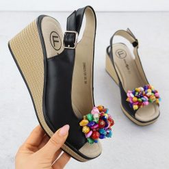 Skórzane sandały na koturnie z kolorowymi koralikami czarne Filippo DS6021. Czarne sandały damskie Filippo, bez wzorów, ze skóry, bez obcasa, na koturnie. Za 149.99 zł.