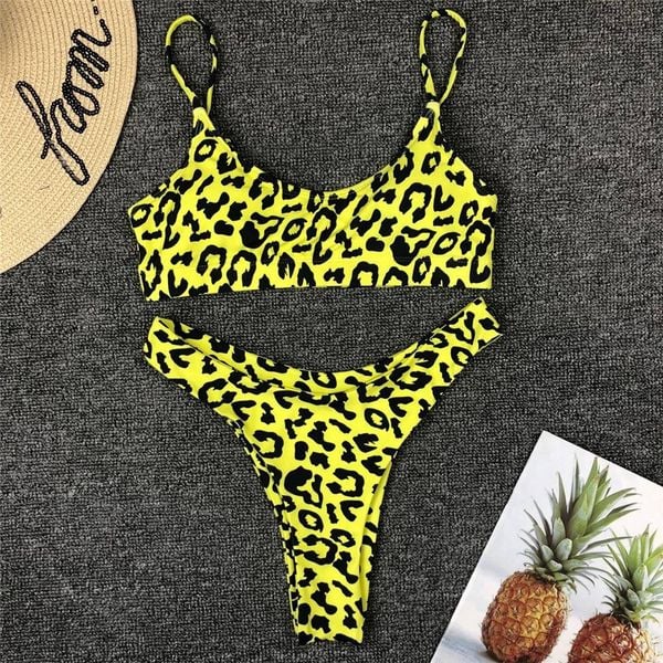 Bikini push-up ze stringami na plażę i basen UV odporne Andriette. Czerwone bikini damskie Intica, bez wzorów. W wyprzedaży za 129.00 zł.
