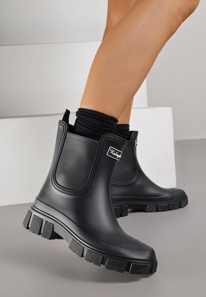 Czarne Kalosze z Elastycznymi Wstawkami w Cholewce i Aplikacją z Napisem Deliavia. Czarne kalosze damskie Born2be, z aplikacjami, z jeansu. Za 79.99 zł.