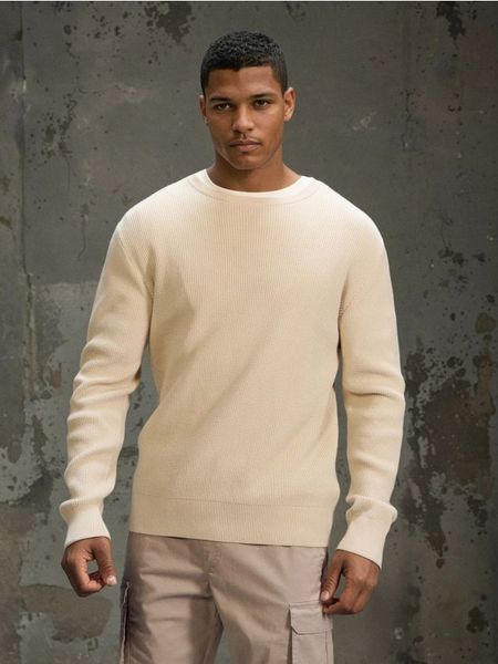Bawełniany sweter o grubym splocie - kremowy. Białe swetry męskie Sinsay, l, bez wzorów, z bawełny, bez kołnierzyka. Za 49.99 zł.