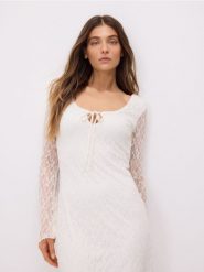 Kreszowana sukienka mini - biały. Białe sukienki damskie Reserved, l, bez wzorów, z dzianiny, bez kołnierzyka, bez ramiączek, mini, dopasowane. Za 99.99 zł.