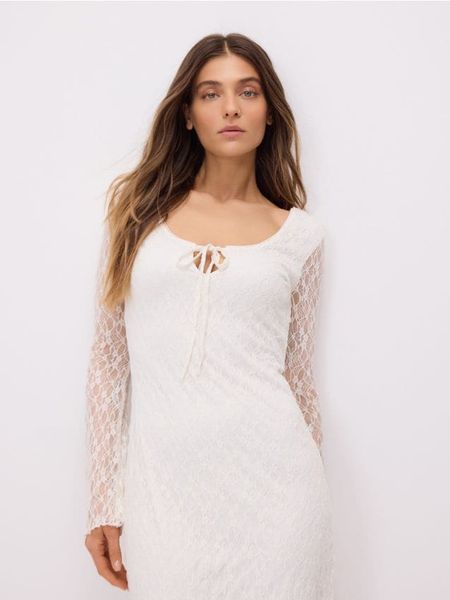 Kreszowana sukienka mini - biały. Białe sukienki damskie Reserved, l, bez wzorów, z dzianiny, bez kołnierzyka, bez ramiączek, mini, dopasowane. Za 99.99 zł.