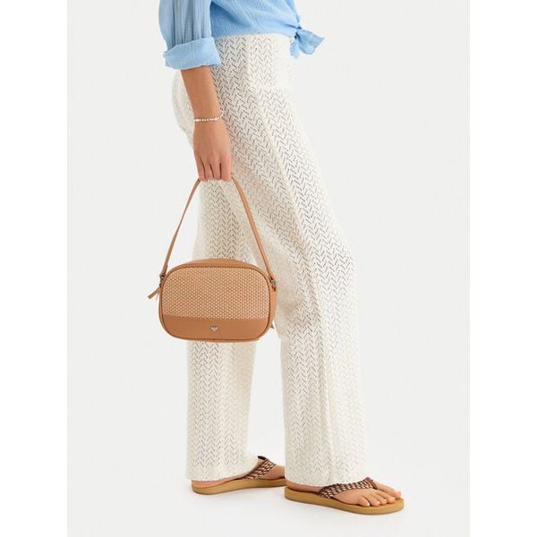 Torebka Roxy. Brązowe torebki klasyczne damskie Roxy, bez wzorów, bez dodatków. Za 139.99 zł.