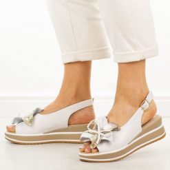 Białe skórzane sandały damskie na koturnie Cambell 40351. Białe sandały damskie Cambell, z aplikacjami, z jeansu, bez obcasa, na koturnie. Za 219.00 zł.