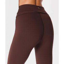 Legginsy sportowe dla kobiet z kopertowym tyłem Carpatree Balletcore. Brązowe legginsy sportowe damskie Carpatree, bez wzorów, z podwyższonym stanem, na fitness i siłownię. W wyprzedaży za 186.99 zł.