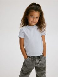 Bawełniany t-shirt - jasnoniebieski. Niebieskie koszulki dziewczęce Reserved, bez wzorów, z bawełny, bez ramiączek. W wyprzedaży za 15.99 zł.