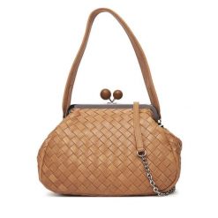Torebka Weekend Max Mara. Brązowe torebki klasyczne damskie Weekend Max Mara, bez wzorów, bez dodatków. Za 2,069.00 zł.