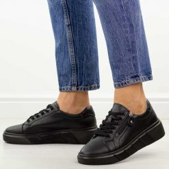 Czarne skórzane półbuty damskie na platformie Jezzi 18-20. Czarne półbuty damskie Jezzi, bez wzorów, z jeansu, eleganckie, bez obcasa, na platformie. Za 249.00 zł.