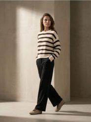 Sweter w paski z bufiastymi rękawami z wiskozy - kremowy. Białe swetry klasyczne damskie Sinsay, l, z wiskozy, bez kołnierzyka. Za 49.99 zł.
