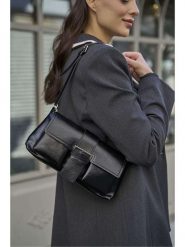 Lucky Bees Torebka w kolorze czarnym - 33 x 15 x 8 cm rozmiar: onesize. Czarne torebki klasyczne damskie Lucky Bees, bez wzorów, z materiału, bez dodatków. Za 161.34 zł.