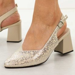 Beżowe skórzane czółenka damskie Cambell 35306. Brązowe czółenka damskie Cambell, bez wzorów, ze skóry, bez obcasa, na słupku. Za 219.00 zł.