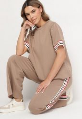 Beżowy Komplet z Wiskozą Szerokie Spodnie i Bluzka z Paskami Nilanaria. Brązowe spodnie materiałowe damskie Born2be, bez wzorów, z wiskozy. Za 169.99 zł.