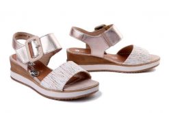 RIEKER REMONTE D6453-31 pink, sandały damskie. Czerwone sandały damskie Rieker Remonte, bez wzorów, bez obcasa, na koturnie. Za 271.92 zł.