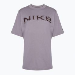 Koszulka damska Nike Sportswear Loose Graphic. Fioletowe bluzki damskie Nike, m, bez wzorów, bez ramiączek. Za 149.99 zł.