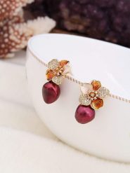 Pierres de Jade Pozłacane kolczyki-wkrętki z cyrkoniami rozmiar: onesize. Czerwone kolczyki damskie Pierres de Jade, z cyrkonią, pozłacane. Za 121.80 zł.