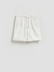 Szorty regular z wiskozą - biały. Białe szorty męskie Reserved, bez wzorów, z tkaniny. Za 139.99 zł.