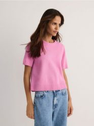 Wełniany sweter z krótkimi rękawami - różowy. Czerwone swetry klasyczne damskie Reserved, l, z dzianiny, bez kołnierzyka. W wyprzedaży za 99.99 zł.