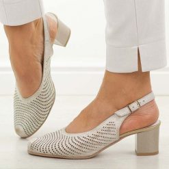 Złote przec. skórzane Polskie czółenka damskie Deoni D136. Żółte czółenka damskie Deoni, w ażurowe wzory, ze skóry, bez obcasa, na obcasie. Za 429.00 zł.