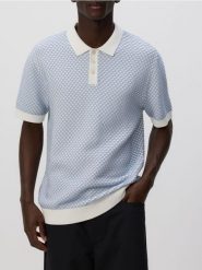 Sweter polo ze strukturalnej dzianiny - jasnoniebieski. Niebieskie swetry męskie Reserved, l, bez wzorów, z bawełny, bez kołnierzyka. Za 119.99 zł.