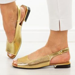 Złote skórzane sandały damskie na obcasie Jezzi 25115-4. Żółte sandały damskie Jezzi, bez wzorów, ze skóry, bez obcasa, na obcasie. Za 179.00 zł.