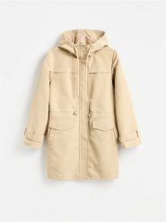 Długa parka z kapturem - beżowy. Brązowe parki damskie Reserved, l, bez wzorów, z tkaniny. Za 179.99 zł.