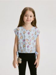 Wzorzysty t-shirt Pusheen - jasnoniebieski. Niebieskie koszulki dziewczęce Reserved, bez wzorów, z wiskozy, bez ramiączek. W wyprzedaży za 29.99 zł.