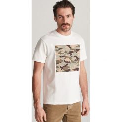 T-shirt z naszywką - Kremowy. Białe koszulki dziewczęce Reserved, z aplikacjami, bez ramiączek. Za 29.99 zł.
