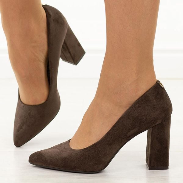 Czekoladowe czółenka damskie na słupku Sergio Leone Pb216. Brązowe czółenka damskie Sergio Leone, bez wzorów, ze skóry, bez obcasa, na słupku. Za 159.00 zł.