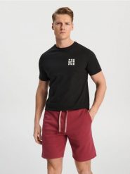 Szorty dresowe - fioletowy. Fioletowe szorty męskie Sinsay, z bawełny, bez kołnierzyka. W wyprzedaży za 29.99 zł.
