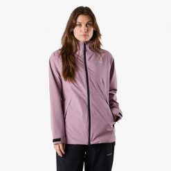 Kurtka przeciwdeszczowa damska Swedemount Orust Rain Jacket wodoodporna. Fioletowe kurtki przeciwdeszczowe damskie SWEDEMOUNT, bez kaptura. Za 329.99 zł.