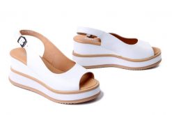 ARTIKER RELAKS 50C0336 biały, sandały damskie. Białe sandały damskie Artiker Relaks, bez wzorów, ze skóry, bez obcasa, na koturnie. Za 289.90 zł.