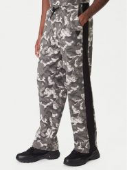 Guess Spodnie dresowe Z6RB02 K9YI1 Szary Regular Fit. Szare spodnie dresowe męskie Guess, z aplikacjami, z bawełny. Za 395.00 zł.