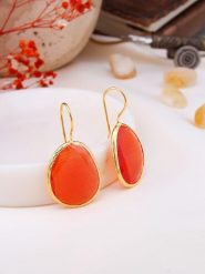 L'Atelier de Gaia Pozłacane kolczyki z kocim okiem rozmiar: onesize. Czerwone kolczyki damskie L'Atelier de Gaia, pozłacane, z zapięciem typu bigiel. Za 56.99 zł.